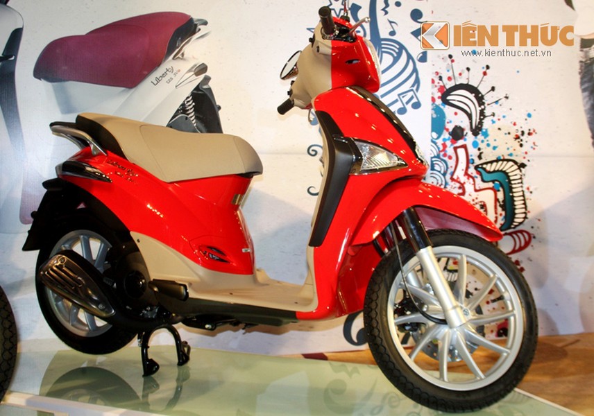 Chiều 3/4, Piaggio Việt Nam bất ngờ trình làng Liberty 2014 với 2 phiên bản tiêu chuẩn và thể thao. Trong ảnh là mẫu Liberty mới phiên bản tiêu chuẩn.